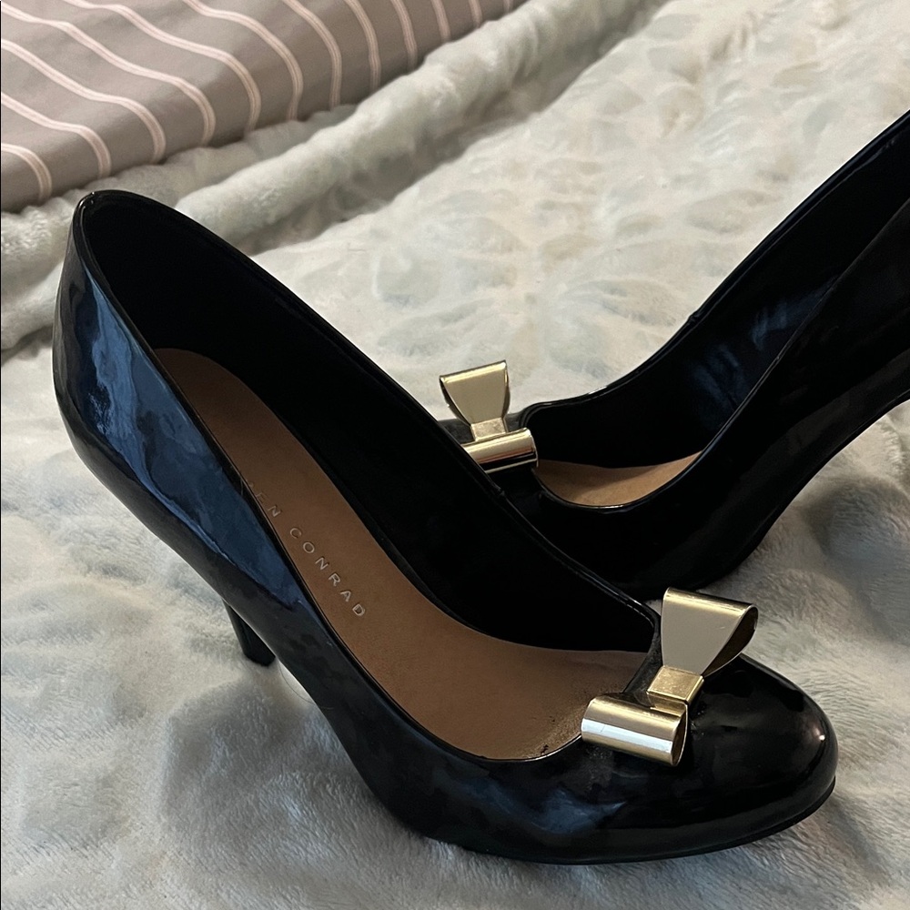 Lauren Conrad LC Black Patent Leather Pumps with Gold Bow. Size 8